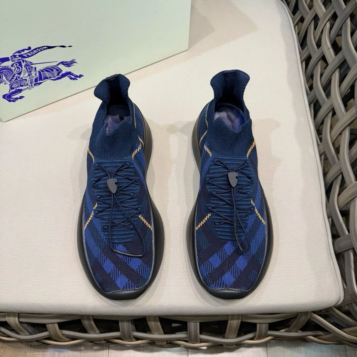 Men's shoes: 500💰BURBERRY/Burberry plaid knitted Neptune sneakers｜With breathable sock-style upper｜Embellished with knitted Burberry plaid｜Leather lining Incorporated into a plaid lace design｜Equipped with B-shaped shield buckle｜The sole is decorated with a large wrapped equestrian knight logo (EKD)｜Round toe #drawstring closure#The sole is decorated with the equestrian knight logo (EKD)｜At least 50% of the main materials of the boutique are from renewable sources Size: 39-44 (45 custom-made)